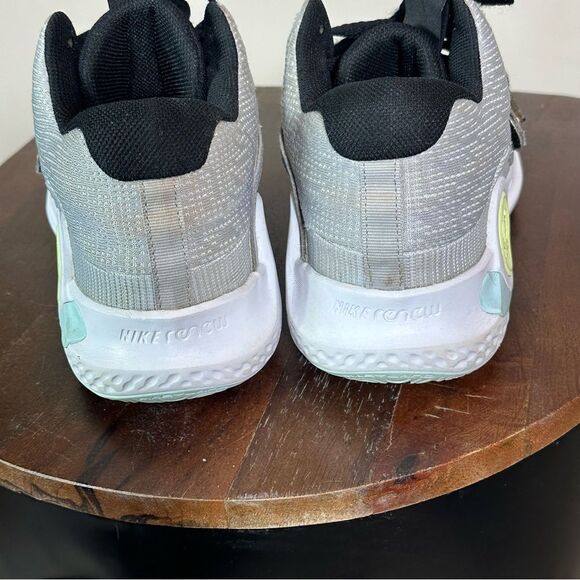 Nike Gray and Black Sneakers with Modern Design - Picture 7 of 7